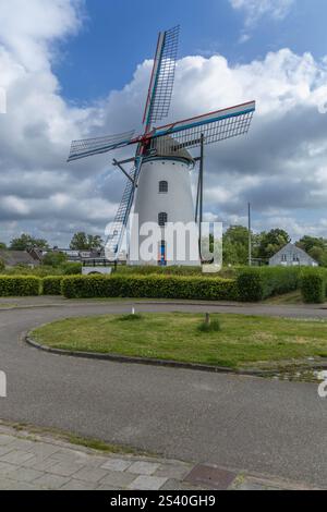 Moulin à vent 't Nupke Geldrop un village hollandais avec de lourds nuages en arrière-plan. Construit en 1843 sur une colline, le moulin à vent fonctionnait comme moulin à gristmill. Banque D'Images