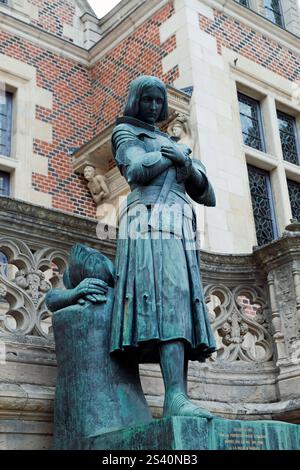 Gros plan de la statue de Jeanne d'Arc devant les marches de la cour de l'Hôtel Groslot, Banque D'Images