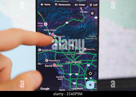 Feux de forêt du Grand Los Angeles. Affichage de carte Google avec les emplacements des feux de forêt actifs dans la région de Los Angeles, Californie. 10 janvier 2025 Banque D'Images