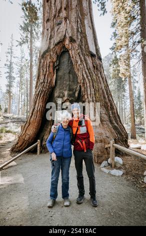 Femme âgée pose pour photo avec son fils d'âge moyen, Yosemite Banque D'Images
