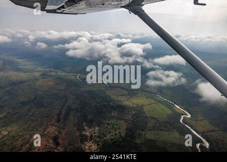 Vue depuis un avion de brousse au-dessus de la vallée du Grand Rift au Kenya. Banque D'Images