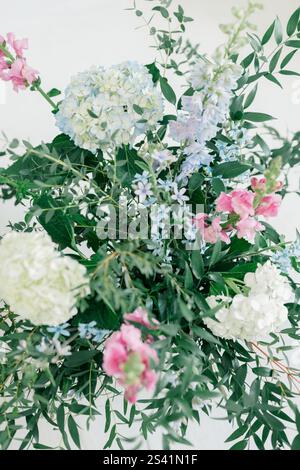 Arrangement floral élégant avec hortensias et verdure dans des tons doux. Banque D'Images