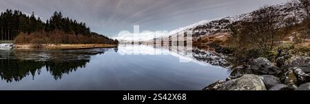 Llyn Mymbyr et Snowdon Mountain en hiver, Snowdonia, pays de Galles du Nord Banque D'Images