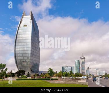 Bakou, Azerbaïdjan - 7 mai 2024 : L'avenue Heydar Aliyev, avec l'imposante Tour Azersu et l'architecture contemporaine, offre une expérience visuellement époustouflante avec un mélange harmonieux de designs élégants Banque D'Images