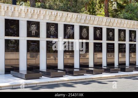 Bakou, Azerbaïdjan - 6 mai 2024 : Martyrs Lane, avec des portraits commémoratifs au milieu d'une végétation luxuriante et d'une atmosphère de tranquillité Banque D'Images