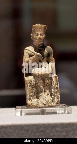Statuette ivoire du roi Khoufou au Musée égyptien des antiquités, le Caire, Egypte Banque D'Images