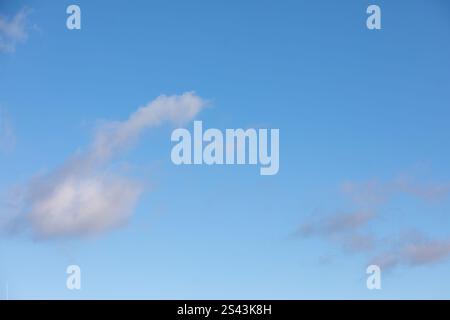 Figurine Cloud avec ciel bleu - remplacement du ciel et illustration d'art numérique Banque D'Images
