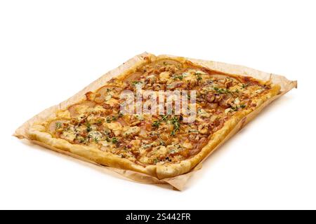 Galette rustique maison avec poires, fromage bleu, noix et miel sur fond clair. Gallette avec une croûte beurrée et garniture de fruits sucrés. Rustique Banque D'Images