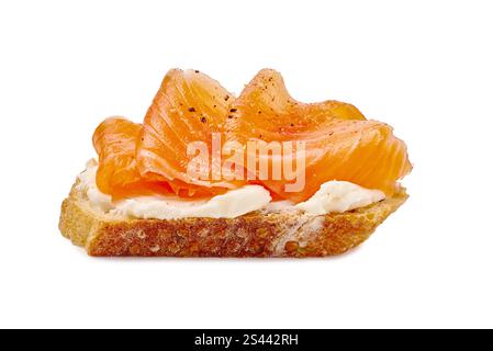 Sandwich au saumon et au fromage à la crème ou canapé isolé sur fond blanc Banque D'Images