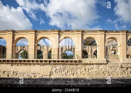 Upper Barrakka Gardens Arches : une fenêtre sur l'âme historique de Malte Banque D'Images