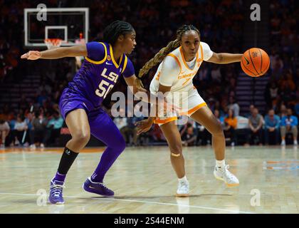 9 janvier 2025 : Samara Spencer (7) des Lady vols du Tennessee se dirige vers le panier contre Shayeann Day-Wilson (50) des Tigers de la LSU lors du match de basket-ball NCAA entre les Lady Volunteers de l'Université du Tennessee et les Tigers de la LSU à Thompson Boling Arena à Knoxville TN Tim Gangloff/CSM Banque D'Images