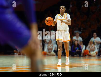 9 janvier 2025 : Samara Spencer (7 ans) des Lady vols du Tennessee amène la balle sur le terrain pendant le match de basket-ball de la NCAA entre les bénévoles Lady de l'Université du Tennessee et les Tigers de la LSU à Thompson Boling Arena à Knoxville TN Tim Gangloff/CSM Banque D'Images
