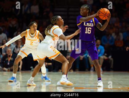 9 janvier 2025 : Kailyn Gilbert (16 ans) des LSU Tigers cherche à passer le ballon sous la garde de Samara Spencer (7 ans) des Tennessee Lady vols pendant le match de basket-ball de la NCAA entre les volontaires Lady de l'Université du Tennessee et les LSU Tigers à Thompson Boling Arena à Knoxville TN Tim Gangloff/CSM Banque D'Images