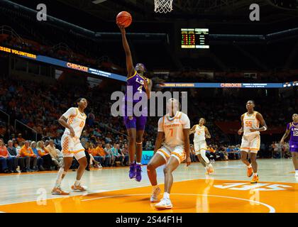 9 janvier 2025 : Flau'Jae Johnson (4) des LSU Tigers tire le ballon sur Samara Spencer (7) des Tennessee Lady vols pendant le match de basket-ball de la NCAA entre les volontaires de l'Université du Tennessee Lady et les LSU Tigers à Thompson Boling Arena à Knoxville TN Tim Gangloff/CSM Banque D'Images