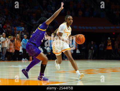 9 janvier 2025 : Samara Spencer (7 ans) des Lady vols du Tennessee amène la balle sur le terrain pendant le match de basket-ball de la NCAA entre les bénévoles Lady de l'Université du Tennessee et les Tigers de la LSU à Thompson Boling Arena à Knoxville TN Tim Gangloff/CSM Banque D'Images