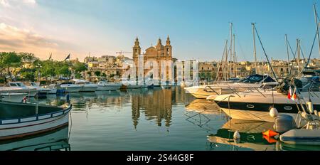 Vue panoramique sur les bateaux de la marina et l'église paroissiale catholique à Msida. La Valette, Malte Banque D'Images