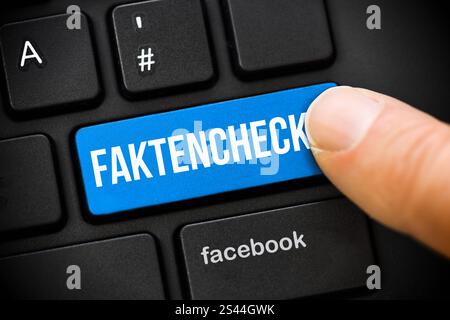 FOTOMONTAGE, Finger auf ComputerTaste mit Aufschrift Faktencheck, Symbolfoto für die Streichung des Faktenchecks auf Facebook *** PHOTOMONTAGE, doigt sur le bouton de l'ordinateur avec l'inscription Fact check, photo symbolique pour la suppression du Fact check sur Facebook Banque D'Images