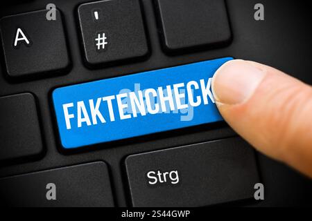 FOTOMONTAGE, Finger auf ComputerTaste mit Aufschrift Faktencheck, Symbolfoto für die Streichung des Faktenchecks auf Facebook *** PHOTOMONTAGE, doigt sur le bouton de l'ordinateur avec l'inscription Fact check, photo symbolique pour la suppression du Fact check sur Facebook Banque D'Images