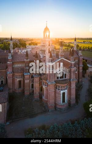 Vue aérienne du monastère de Certosa di Pavia au coucher du soleil. Certosa di Pavia, quartier de Pavia, Lombardie, Italie, Europe. Banque D'Images