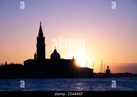 Vue de la Piazza San Marco depuis un bateau au coucher du soleil Banque D'Images