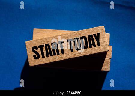 Commencez aujourd'hui message écrit sur des blocs de bois avec fond bleu. Symbole conceptuel commencer aujourd'hui. Copier l'espace. Banque D'Images