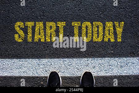 Commencez aujourd'hui message écrit sur la route asphaltée. Symbole conceptuel commencer aujourd'hui. Copier l'espace. Banque D'Images