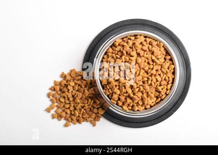 Nourriture sèche pour chats dans un bol isolé sur fond blanc. Croquettes de chat marron. Plat, vue de dessus Banque D'Images