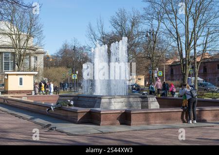 CRONSTADT, RUSSIE - 01 MAI 2022 : à la fontaine de la ville un jour ensoleillé de printemps Banque D'Images