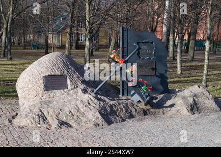 CRONSTADT, RUSSIE - 01 MAI 2022 : Monument aux marins-héros de la bataille de Tsushima par un jour de printemps ensoleillé Banque D'Images