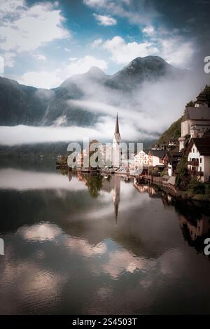 Une matinée tranquille à Hallstatt, en Autriche, capture une scène de pure sérénité. Les eaux calmes du lac Hallstatt créent un reflet semblable à un miroir » Banque D'Images