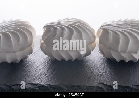 zephyr blanc sur plaque d'ardoise noire sur fond blanc Banque D'Images