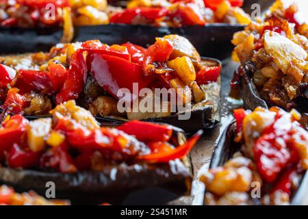 Aubergines farcies rôties au four avec tomates, poivrons, oignons et champignons champignon dans un plat allant au four, gros plan. Alimentation saine Banque D'Images