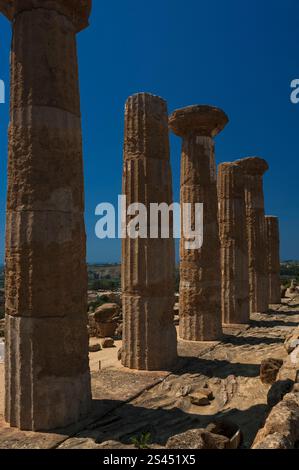 Rangée de colonnes cannelées dans la vallée des temples (la Valle dei Templi) à Agrigente, Sicile, Italie, site de la cité grecque antique d'Akragas. Banque D'Images