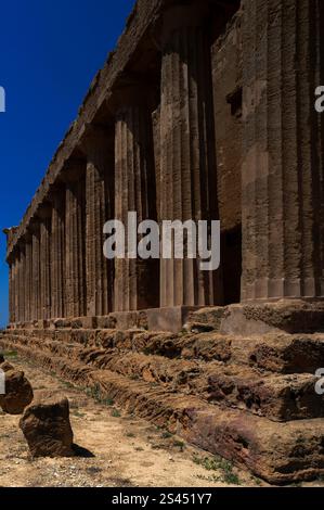 Temple dorique de Concordia dans la Vallée des temples (la Valle dei Templi) à Agrigente, Sicile, Italie, site de l'ancienne cité grecque d'Akragas. Banque D'Images