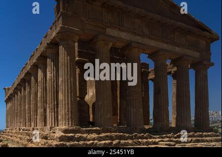Ancien temple grec de Concordia dans la vallée des temples (la Valle dei Templi) à Agrigente, Sicile, Italie, site de la cité grecque antique d'Akragas. Banque D'Images