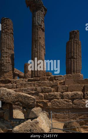 Colonnes cannelées de l'ancien temple grec d'Asclépius dans la vallée des temples (la Valle dei Templi) à Agrigente, Sicile, Italie, site de la ville grecque antique d'Akragas. Le temple d'Asclépios a été construit en dehors des murs de la ville. Banque D'Images