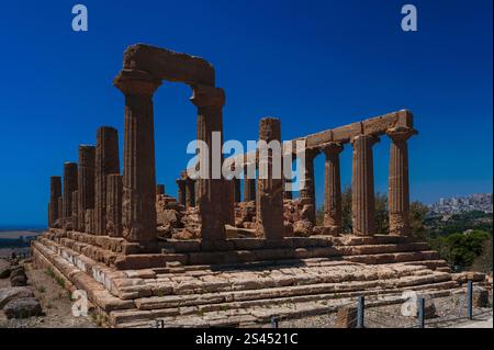 Ancien temple grec d'Asclépius dans la vallée des temples (la Valle dei Templi) à Agrigente, Sicile, Italie, site de la ville grecque antique d'Akragas. Asclépius était le Dieu gréco-romain de la médecine et ce temple, qui date de 400 - 390 av. J.-C., était un lieu de pèlerinage pour les malades, construit bien en dehors des murs de la ville antique Banque D'Images