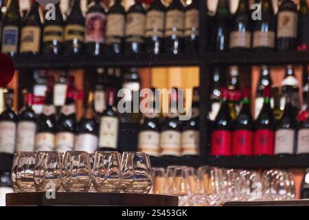 Cave à vin bouteilles de vin et verres Boutique vin rouge bouteilles blanches et verres sont dans la fenêtre du magasin de vin la collection Banque D'Images