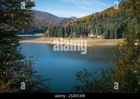 Photo de la vue panoramique de la route Transfagarasan en Roumanie. Lac Vidraru. Prise le 17 octobre 2024. Banque D'Images