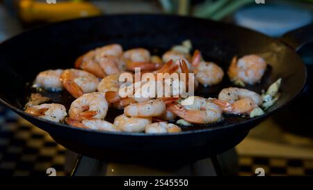 Crevettes dans une poêle. Banque D'Images