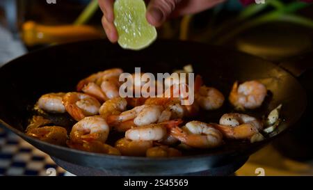 Crevettes dans une poêle. Banque D'Images