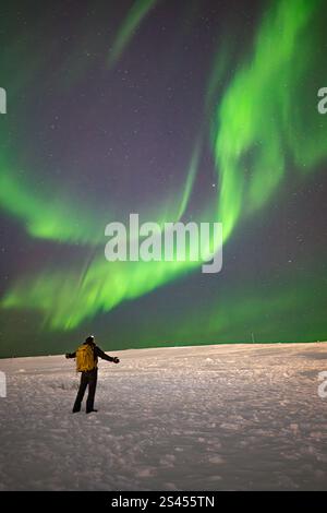 Incroyable exposition d'Aurora Borealis aka Northern Lights dans l'Arctique Tromso, Norvège. Merveilleux spectacle de lumière dans les montagnes enneigées. Banque D'Images