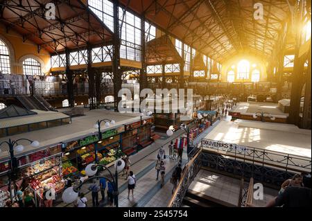 Budapest, Hongrie. 29 août 2022. Belle vue d'en haut de la salle de marché centrale : le long du couloir principal, il y a un après l'autre STA de nourriture Banque D'Images
