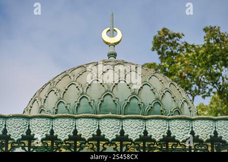 Kuppel, Halbmond, Gewächshaus am Maurischen Landhaus, Wilhelma, Zoologisch-Botanischer Garten, Stuttgart, Bade-Württemberg, Deutschland *** Dôme, demi-lune, serre à la maison de campagne mauresque, Wilhelma, jardin botanique zoologique, Stuttgart, Bade Württemberg, Allemagne Banque D'Images