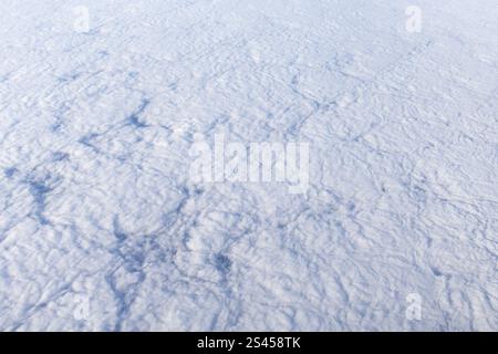 arrière-plan montrant la texture des nuages vus d'en haut, pris depuis une fenêtre d'avion Banque D'Images