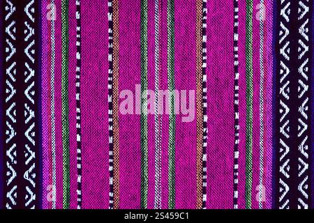 Magnifique motif et texture du textile de teinte violette de la région nord thaïlandaise Banque D'Images