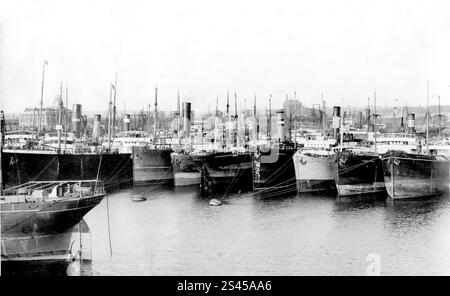 Barry Docks en 1915. La légende originale de cette photo se lit comme suit : ' navires attendant des quais de chargement ou des docks dr en temps de guerre. Notez que tous sont de petits vaisseaux à faisceau étroit. En outre, un grand nombre de navires ont été ancrés dans Barry Roads en attendant de tourner pour entrer dans les docks. » Banque D'Images