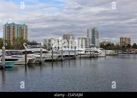 Sarasota FL - 4 novembre 2024 : bateaux à Downtown Mariana situé à Sarasota Floride Banque D'Images