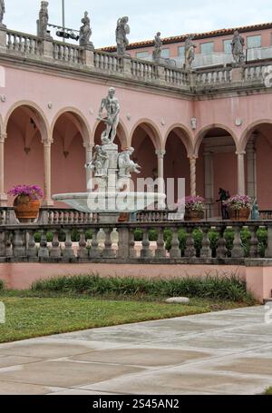 Sarasota FL - 5 novembre 2024 : Courtyard of Ringling Museum of Art situé à Sarasota en Floride Banque D'Images