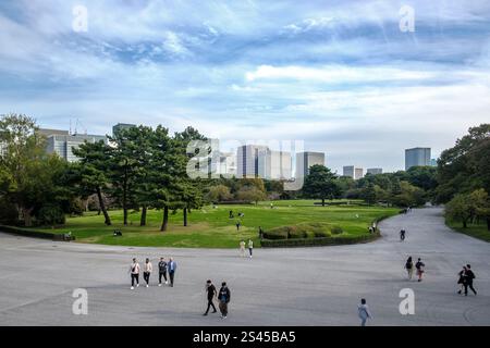 À l'intérieur des jardins nationaux de l'est du Palais impérial avec les tours formant la ligne d'horizon d'Otemachi et Marunouchi, (Chiyoda City) comme toile de fond. Banque D'Images